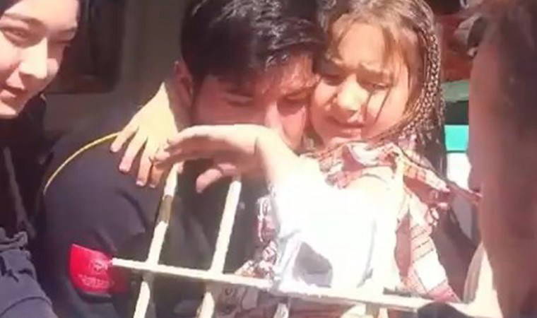 Oyun oynarken koluna korkuluk demiri saplandı!