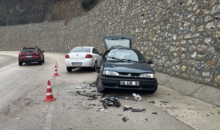 Bursa'da 2 otomobil çarpıştı: Yaralılar var!