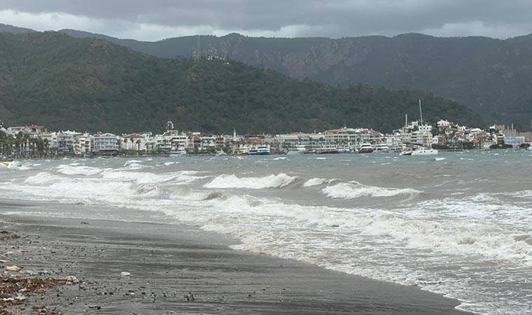 Marmaris’te fırtına ve sağanak: Yollar göle döndü, tekneler battı