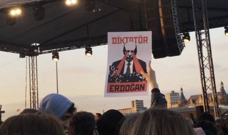 ‘Diktatör Erdoğan’ dövizi taşıyan 3 öğrenciye tutuklama!