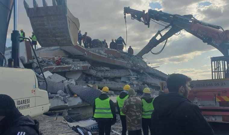 Depremde 19 kişiye mezar olan Akar Apartmanı davasında şantiye şefi tahliye edildi