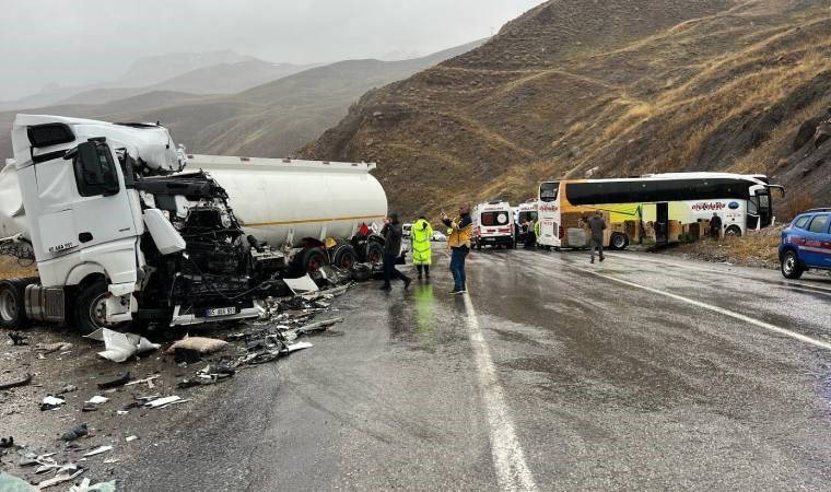 Hakkari'de feci kaza... Otobüs ile tanker kafa kafaya çarpıştı: Ölü ve yaralılar var!
