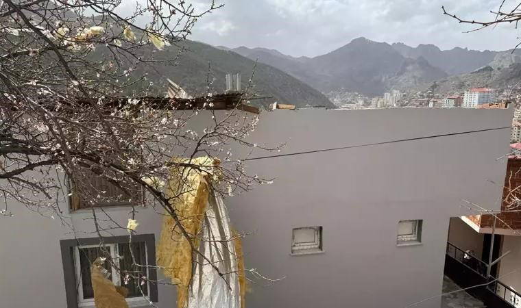 Gümüşhane'de fırtına 20 evin çatısını uçurdu