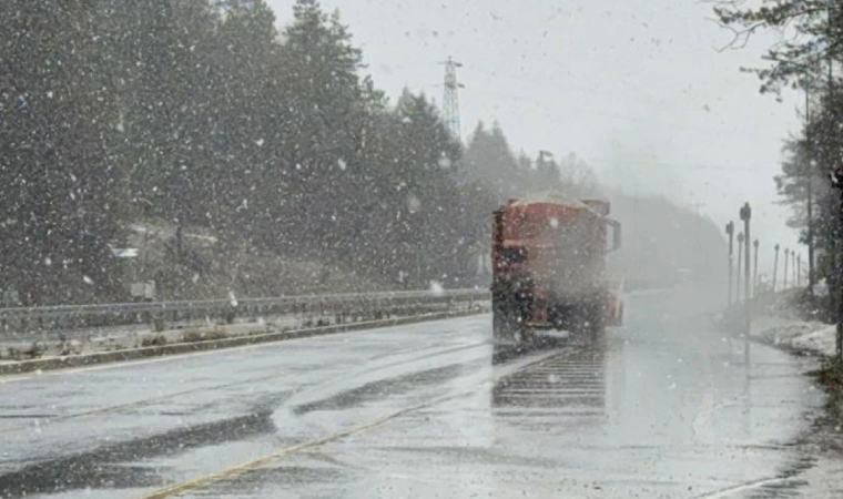 Bolu Dağı'nda kar yağışı etkili oluyor