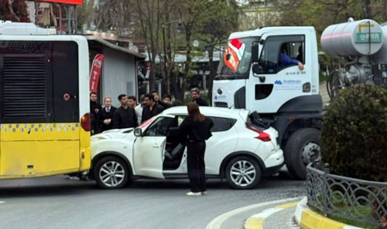 Avcılar'da faciadan dönüldü: Beton mikseri otomobile çarptı!