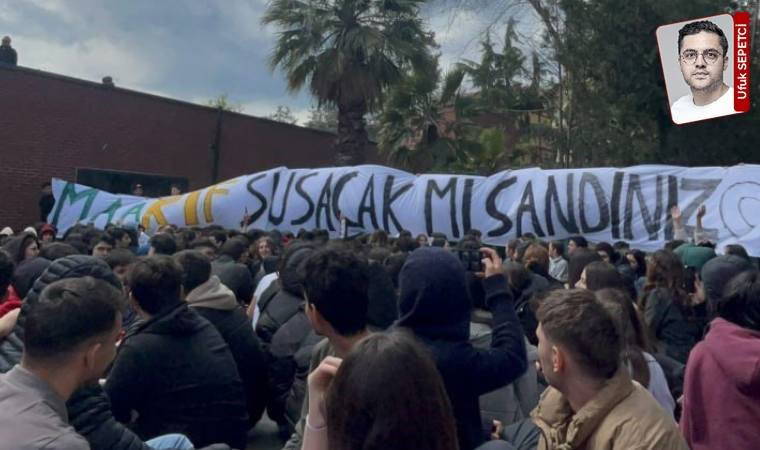 Öğrenciler okul bahçesinde eyleme başladı