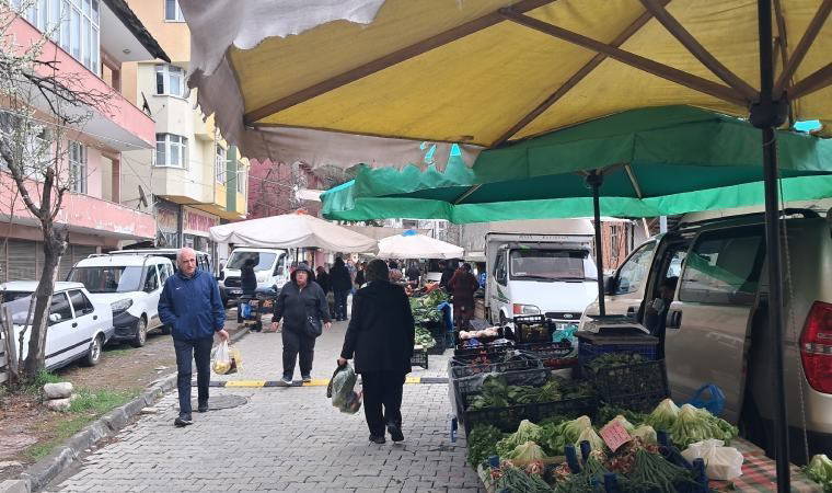 Artvinli pazarcı: 'Vatandaş dolma biberi artık sayıyla alıyor. Pazarda gezen çok ama elleri boş'