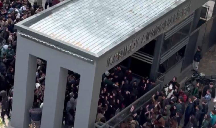 Kadıköy Anadolu Lisesi'nde öğrenciler öğretmenleri için ayakta