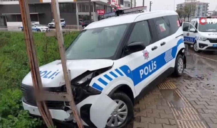 Polis aracına minibüs çarptı: 1'i polis 2 yaralı