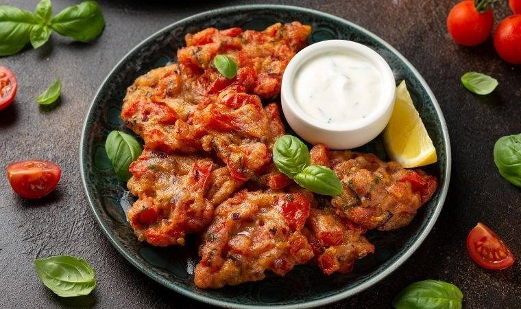 Yunan usulü domates mücveri de denir: Tomatokeftedes tarifi