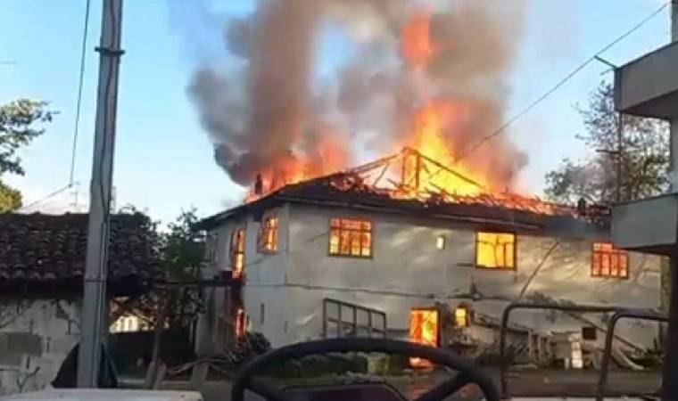 Zonguldak'ta panik anları... İki katlı ev alev alev yandı