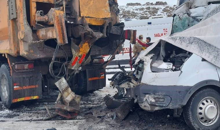 Kamyonet kar küreme aracına çarptı: Ölü ve yaralılar var!