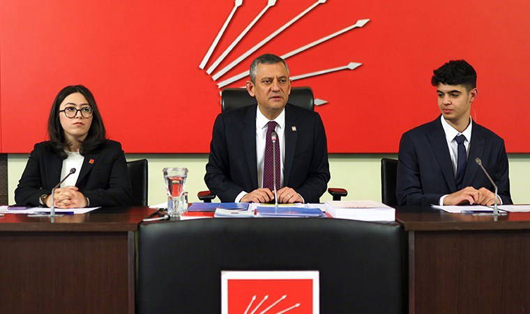 'Her şey çok güzel olacak' sloganının mimarı Berkay Gezgin, ilk kez CHP PM toplantısına katıldı