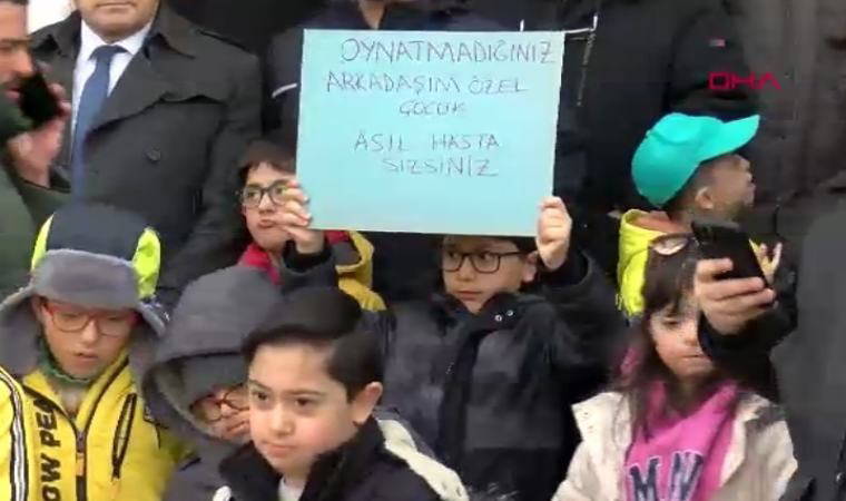 Down sendromlu çocuğun alınmadığı oyun alanı önünde protesto