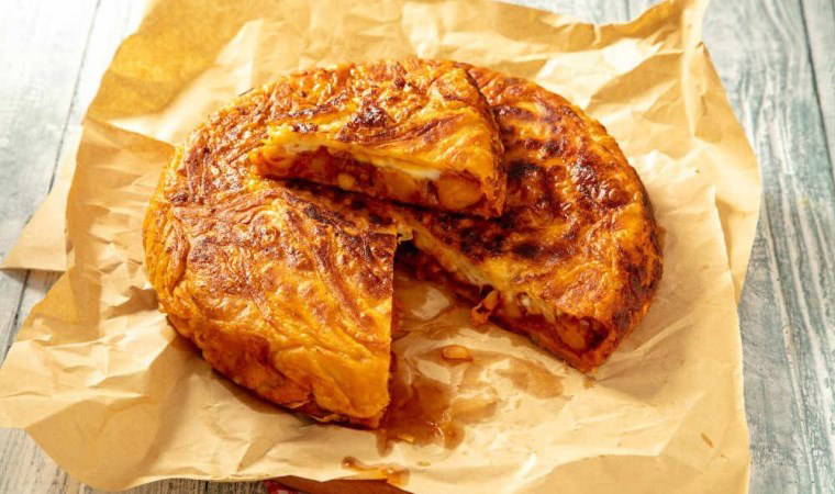 İster kahvaltıya ister çayın yanına hızlıca hazırlayabileceğiniz pratik lezzet: Çıtır çıtır tava böreği tarifi