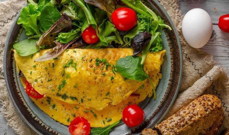 Kahvaltı sofralarına enfes bir Fransız esintisi: Otlu Fransız omleti tarifi