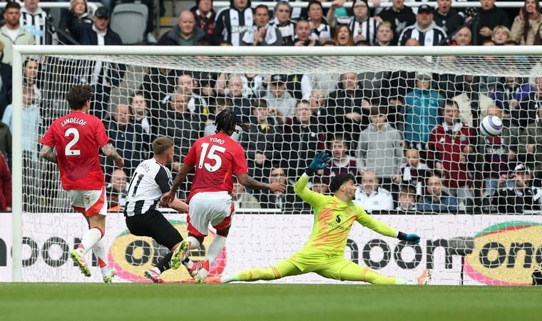 Altay Bayındır'ın performansı İngiltere'de gündem oldu!