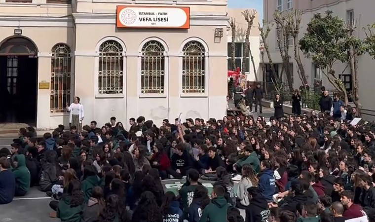 Öğretmenler sürgün edildi: Vefa Lisesi öğrencileri oturma eylemi yaptı