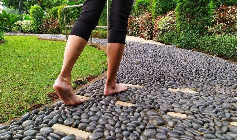 Bilim bu sırrı ortaya çıkardı: Çıplak ayak dolaşanlar daha mı sağlıklı?