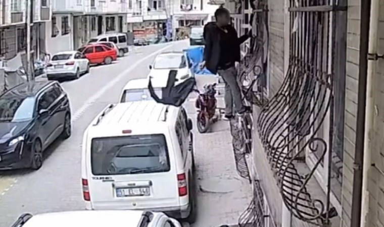 İstanbul'da güpegündüz hırsızlık: Cama tırmandı, kuruması için asılan çamaşırları çaldı!