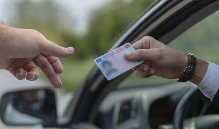 Sürücüler dikkat: Ehliyet yenilemede son tarih belli oldu!
