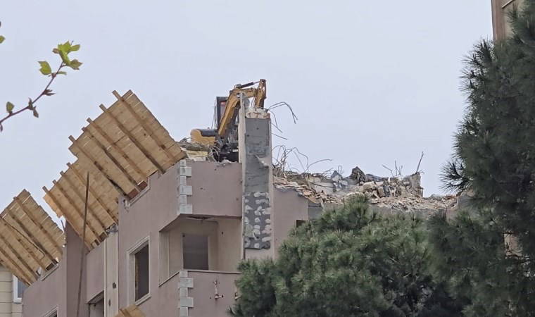 Kadıköy'de 5'inci kattan düşen kepçe operatörü ağır yaralandı