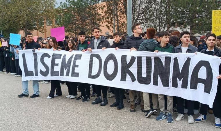 Amasya'da liseli eylemi: ‘Okuluma öğretmenime dokunma’