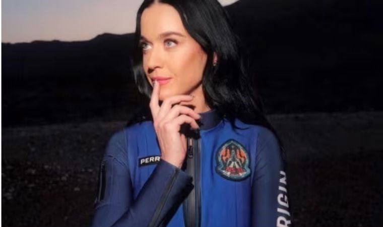 Katy Perry uzaya çıktı, dönüşte toprağı öptü