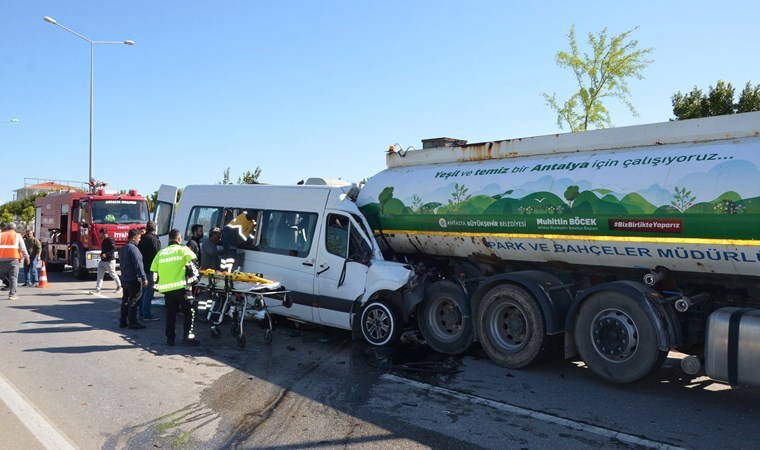 Tur minibüsü, sulama tankerine çarptı: 5'i turist 6 yaralı