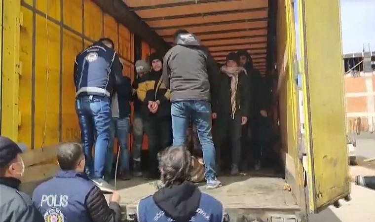 TIR'ın dorsesinden 10 kaçak göçmen çıktı: Şoför gözaltında!