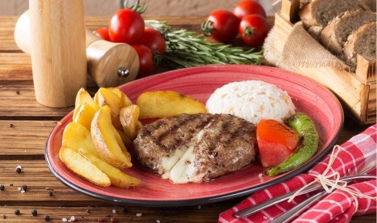 İçi akışkan enfes lezzet: Kaşarlı köfte tarifi