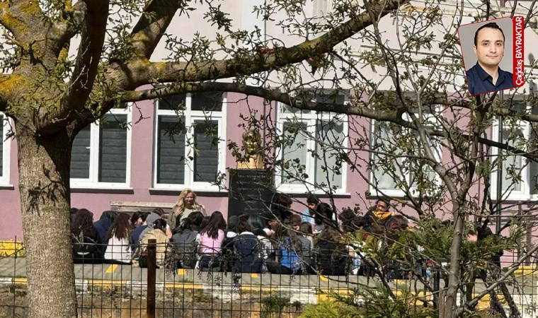 Sakarya'daki okulda Türk bayrakları indirildi! Sendika başkanı içeri alınmadı...