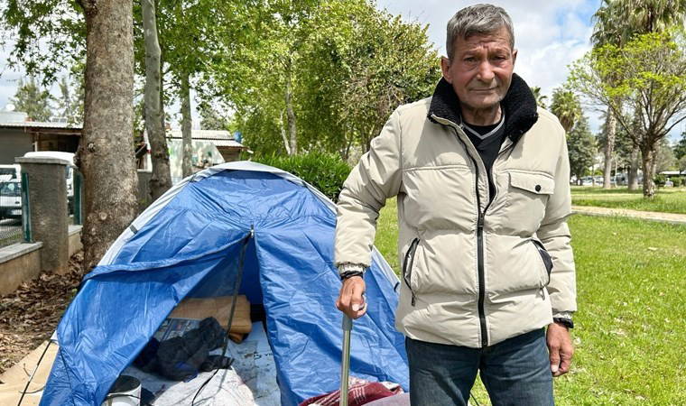 Bacağı sakatlanınca işinden oldu: Parka kurduğu çadırda yaşıyor