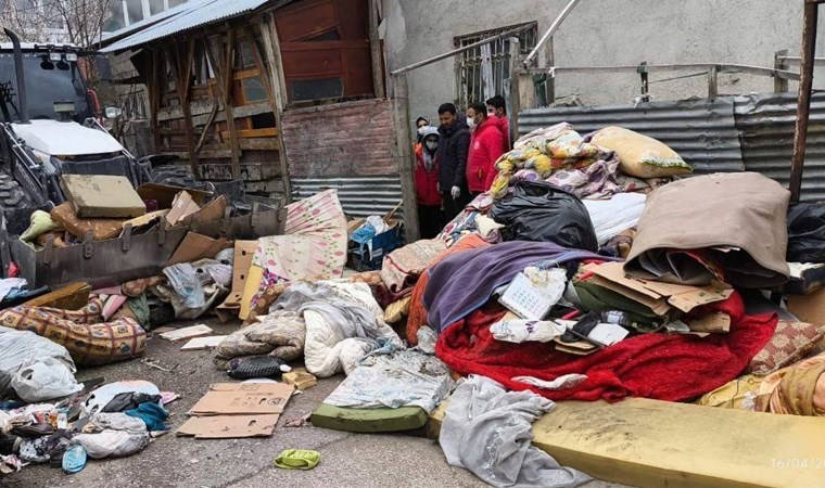 'Kötü koku' ihbarı çöp evi ortaya çıkardı