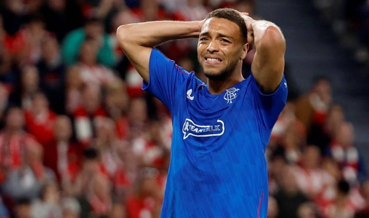 Athletic Bilbao - Rangers maçında ilginç anlar: Forması yırtıldı, hakem sarı kart gösterdi!