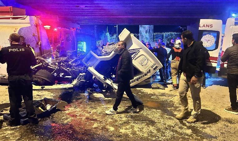 Freni patlayan arazöz, otomobile ile üst geçit duvarına çarptı: Ölü ve yaralı var!