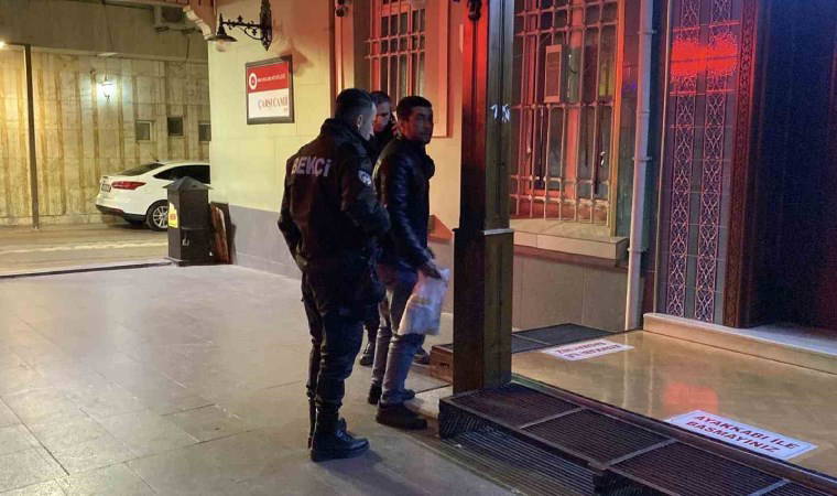 Camide uyuyan şahıs içeride mahsur kaldı