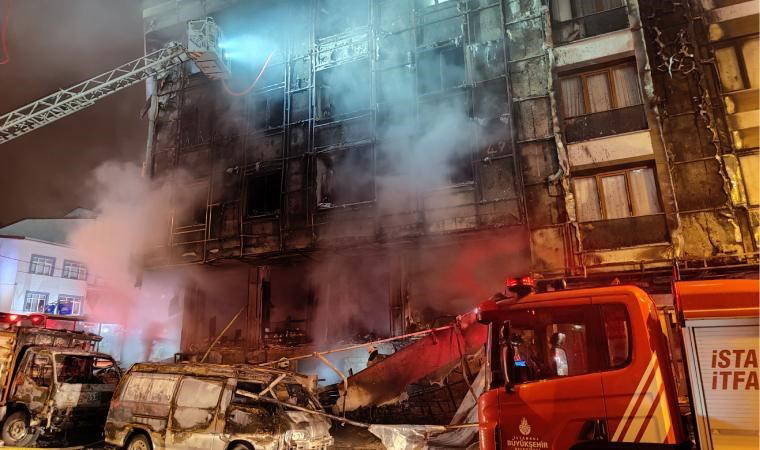 İş merkezinde yangın: 6 işyeri ve 2 araç kullanılamaz hale geldi!