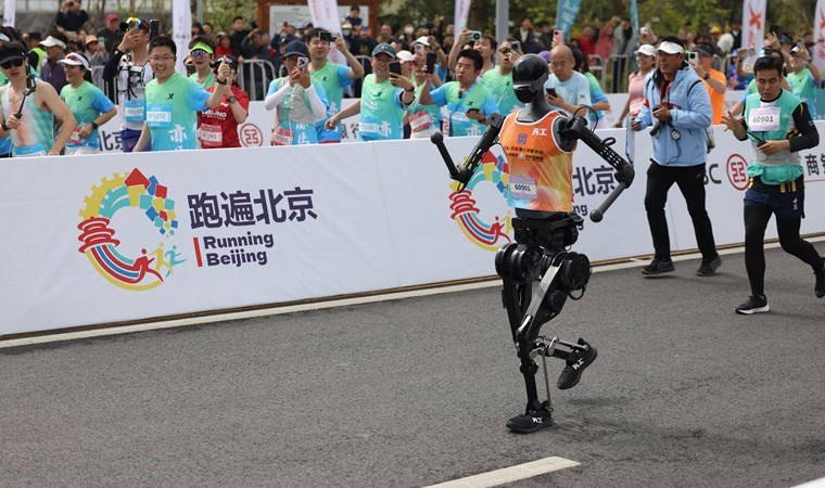 Çin'de insansı robotlar insanlarla birlikte yarıştı