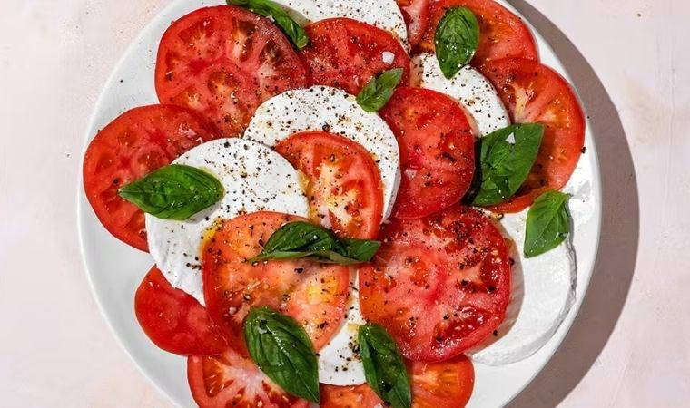 İtalya'nın zamansız lezzeti: Caprese salatası tarifi