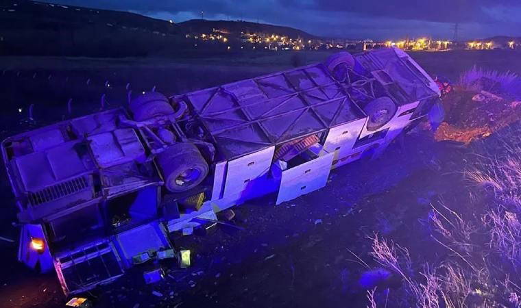 Sivas'ta yolcu otobüsü devrildi!  Ölü ve çok sayıda yaralı var