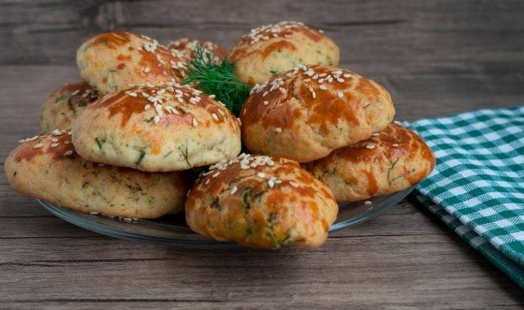 Kahvaltıya 30 dakikada hazırlayabileceğiniz efsane lezzet: Dereotlu poğaça tarifi