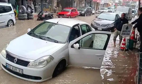 Mersin'de sağanak... Ev ve iş yerlerini su bastı