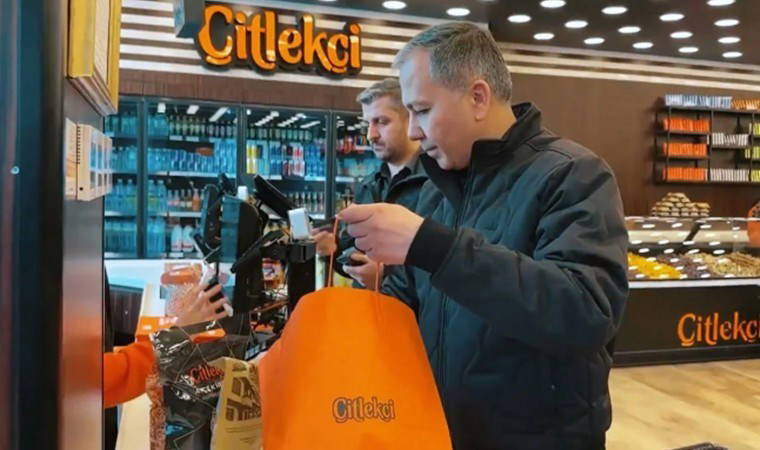Ticaret Bakanı Bolat'ın ardından... Ali Yerlikaya da boykota karşı alışverişe çıktı