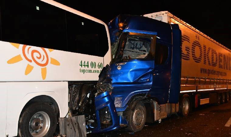 Bilecik'te feci kaza... TIR, tur otobüsüne çarptı: Çok sayıda kişi yaralandı!