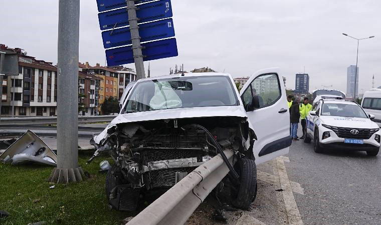 İstanbul'da feci kaza... Araç bariyerlere saplandı: Yaralılar var!