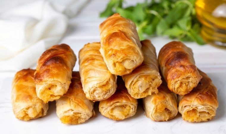 Kahvaltı sofralarına çok yakışan pratik lezzet: Çıtır çıtır patatesli börek tarifi