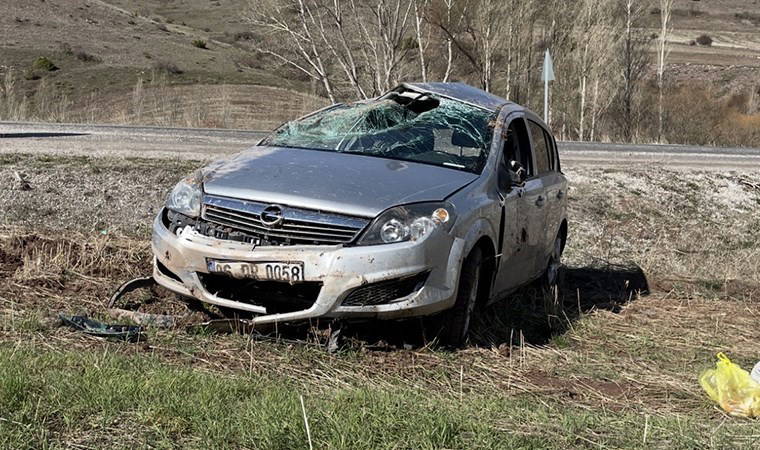 Sivas'ta faciadan dönüldü! Otomobil şarampole devrildi: 3'ü çocuk, 5 yaralı