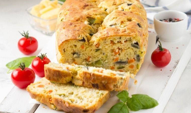 Çayın yanına hızlıca hazırlayabileceğiniz bol renkli lezzet: Sebzeli kek tarifi