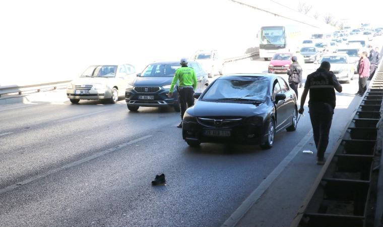 Polisten kaçarken üst geçitten atladı: Otomobilin üzerine düştü